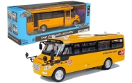 Metalinis mokyklinis autobusas su ištemptu varikliu