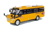 Metalinis mokyklinis autobusas su ištemptu varikliu