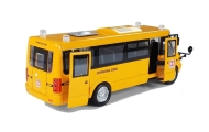 Metalinis mokyklinis autobusas su ištemptu varikliu