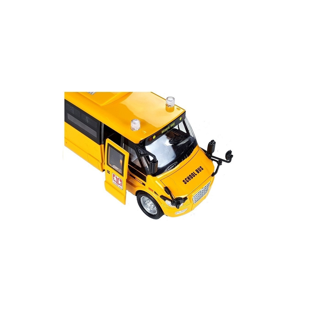 Metalinis mokyklinis autobusas su ištemptu varikliu