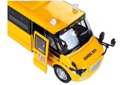 Metalinis mokyklinis autobusas su ištemptu varikliu