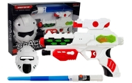 Kosminis lazerinis pistoletas su šviečiančio kardo kauke