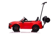 Elektromobilis BMW M5 su platforma tėvams, lakuotas raudonas