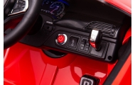 Elektromobilis BMW M5 su platforma tėvams, lakuotas raudonas