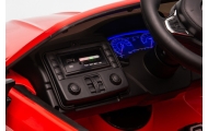 Elektromobilis BMW M5 su platforma tėvams, lakuotas raudonas