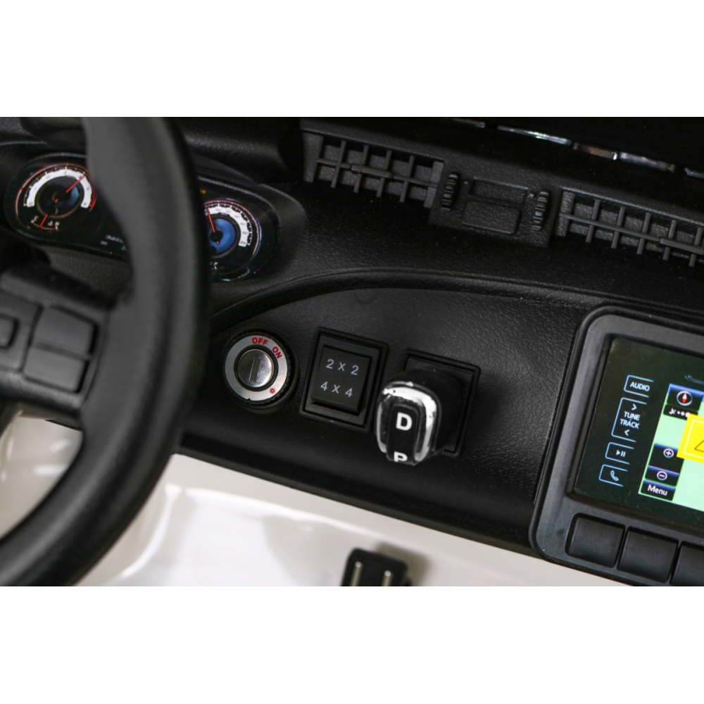Automobilis „Toyota Hilux“ (baltas)-Elektromobiliai vaikams, Visureigiai-e-vaikas
