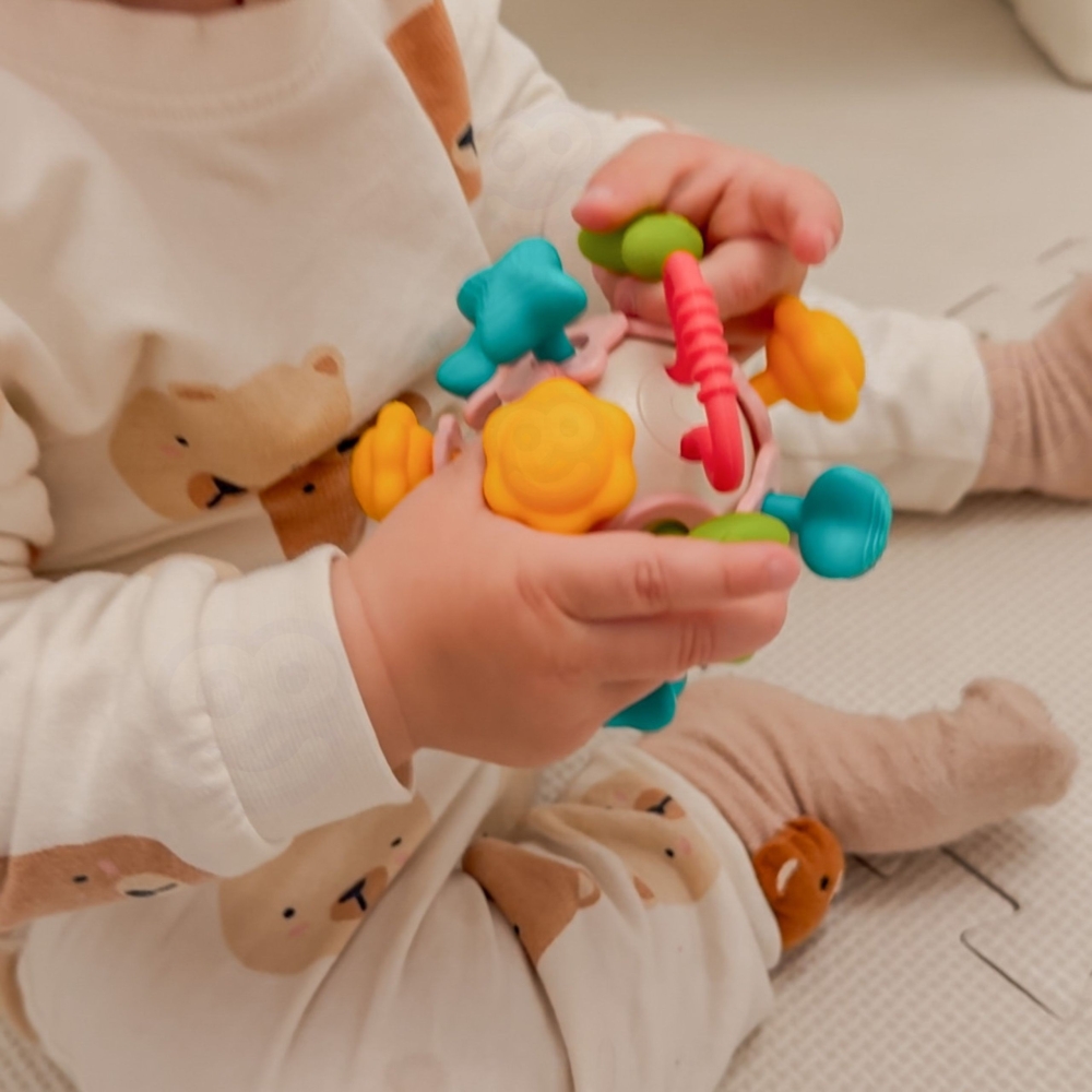 Minkštas sensorinis žaislas 4-in-1 barškutis ir kramtukas WOOPIE BABY nuo 0 mėn.