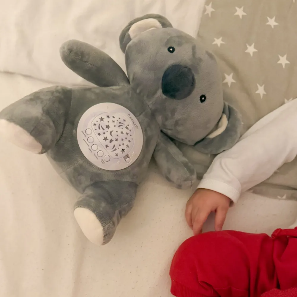 Pliušinis baltasis lokys WOOPIE BABY su projektoriumi ir raminančiais garsais – 15 melodijų-Miegui, Migdukai ir karuselės, Miego
