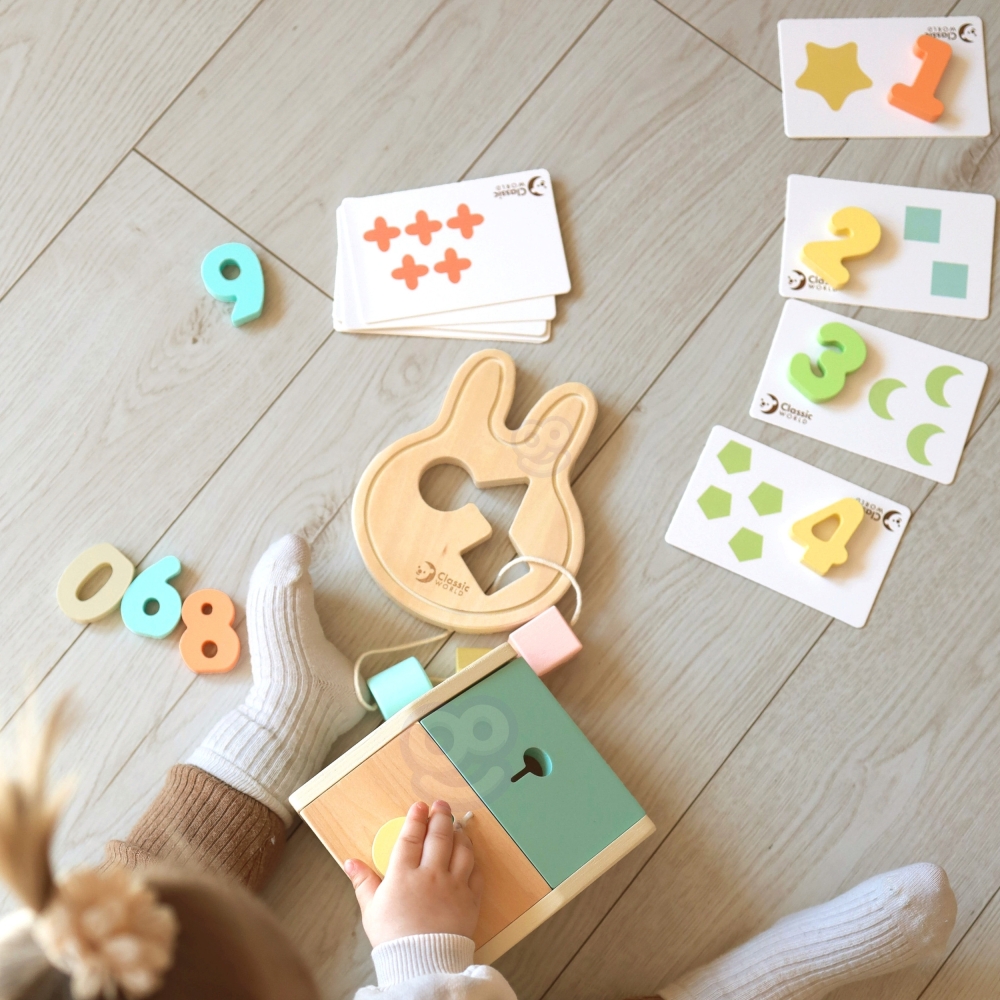 CLASSIC WORLD Pastelinių kūdikių dėžučių rinkinys Pirmieji mokymosi žaislai nuo 12 iki 18 mėnesių