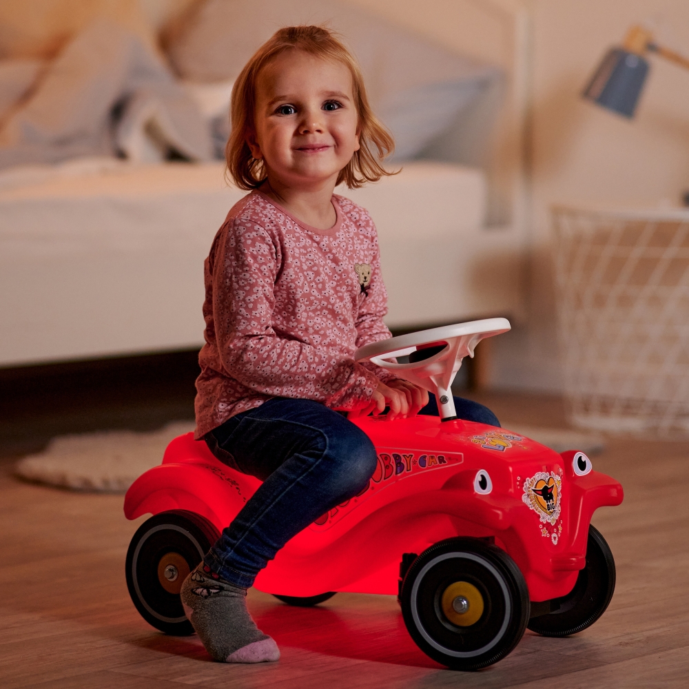 BIG Bobby Car Classic Rider su šviečiančiu ragu-Judėjimui, Paspiriamosios mašinėlės ir jų priedai, Paspiriamos mašinėlės-e-vaika