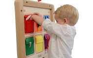 MASTERKIDZ Drewniana Tablica Manipulacyjna Ścienna Flex Kolorowe Kieszonki Klamry i Rzepy