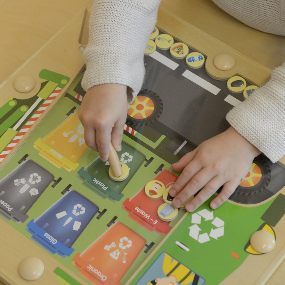 Atliekų rūšiavimo magnetinė lenta MASTERKIDZ Montessori perdirbimo sunkvežimis-Žaislai, Lavinamieji žaislai, Veiklos centrai-e-v