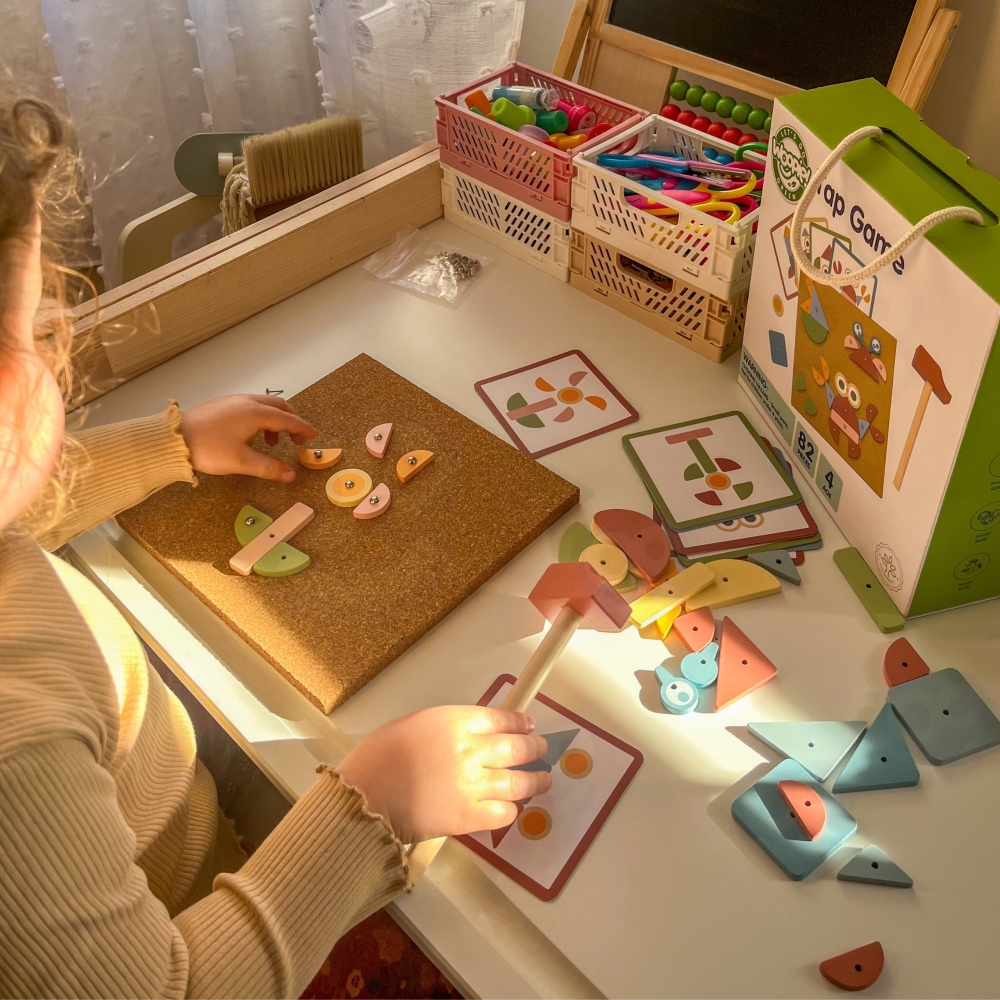Medinė dėlionė vinis su plaktuku WOOPIE GREEN, 20 modelių 82 el.
