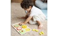 CLASSIC WORLD Mediniai vaisiai pjaustymui su velcro + mokymasis dalyti ir dalyti MONTESSORI 23 el.