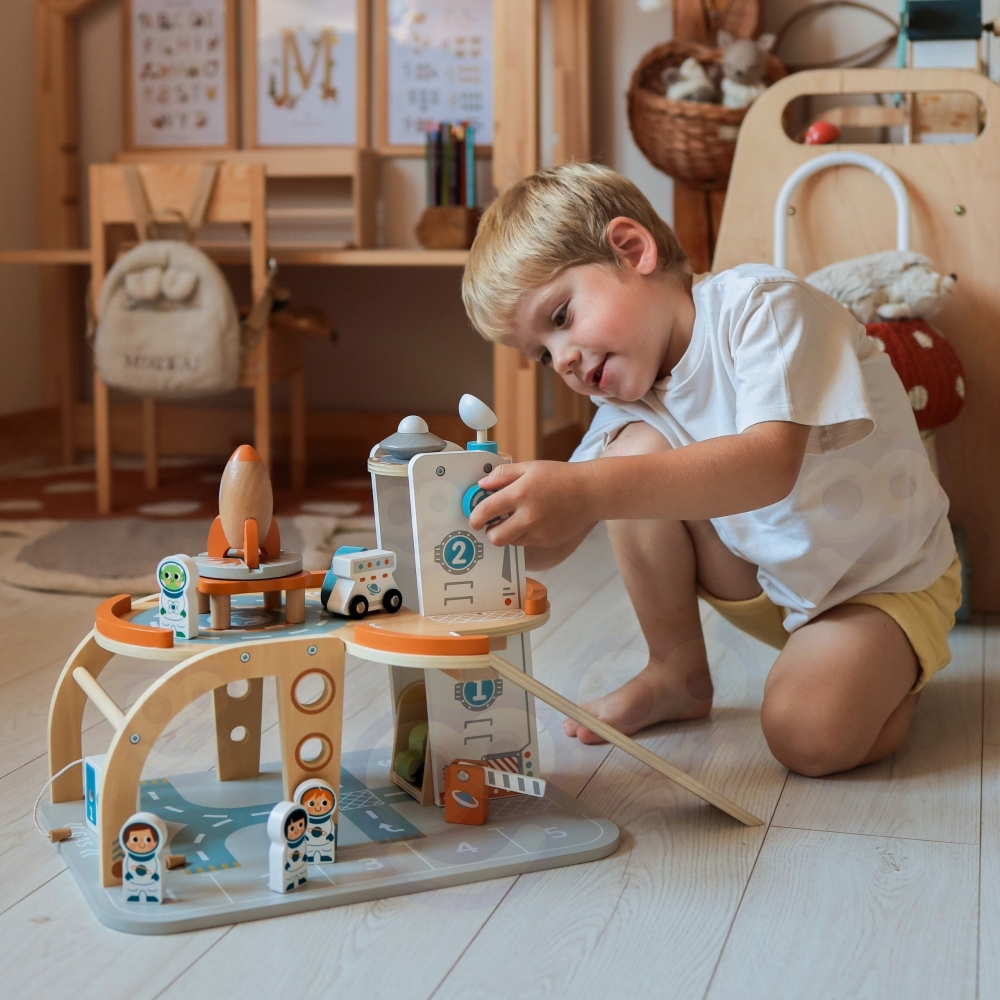 Medinė kosmoso stoties automobilių stovėjimo aikštelė TOOKY TOY