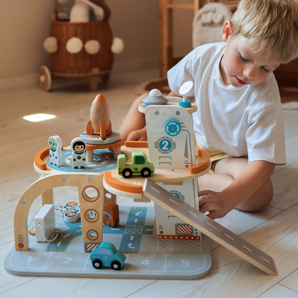 Medinė kosmoso stoties automobilių stovėjimo aikštelė TOOKY TOY