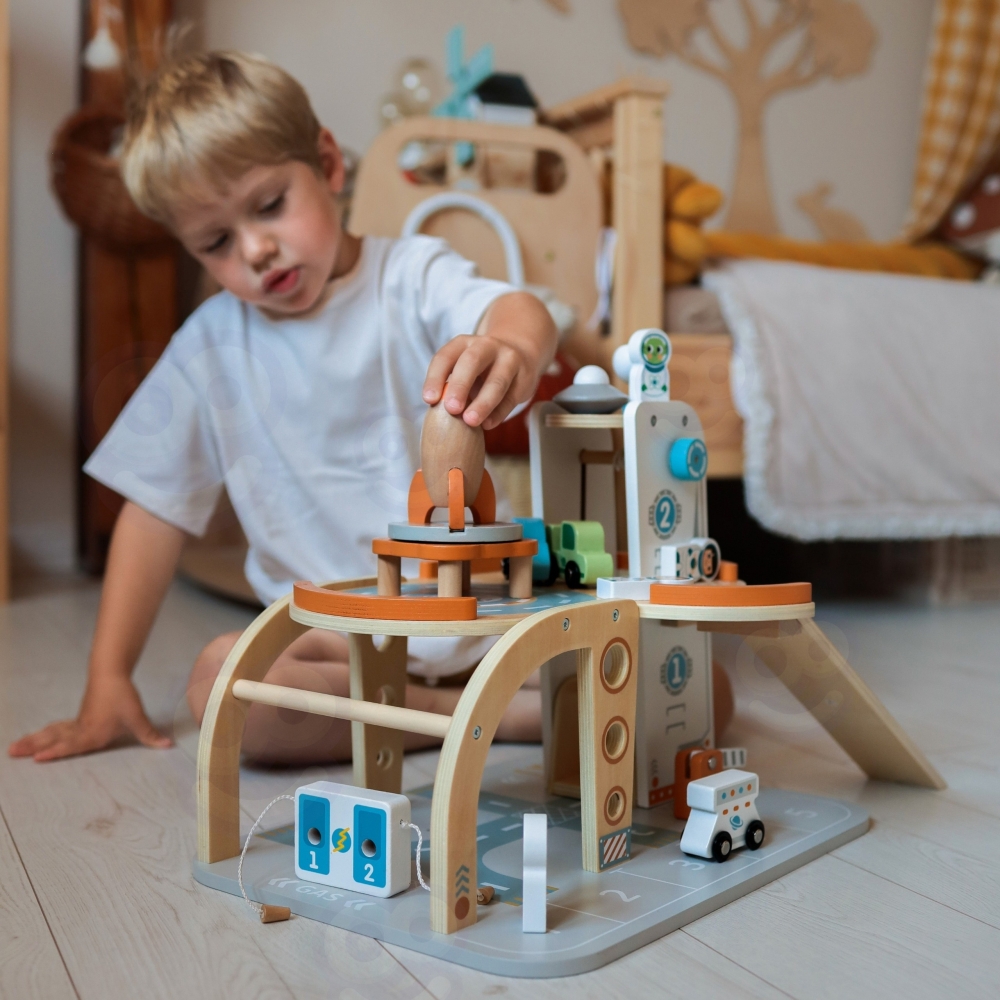 Medinė kosmoso stoties automobilių stovėjimo aikštelė TOOKY TOY