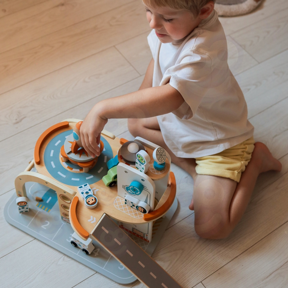 Medinė kosmoso stoties automobilių stovėjimo aikštelė TOOKY TOY
