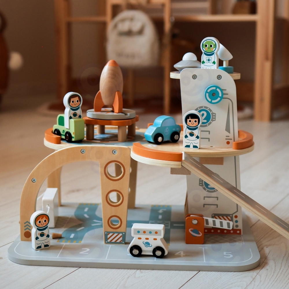 Medinė kosmoso stoties automobilių stovėjimo aikštelė TOOKY TOY