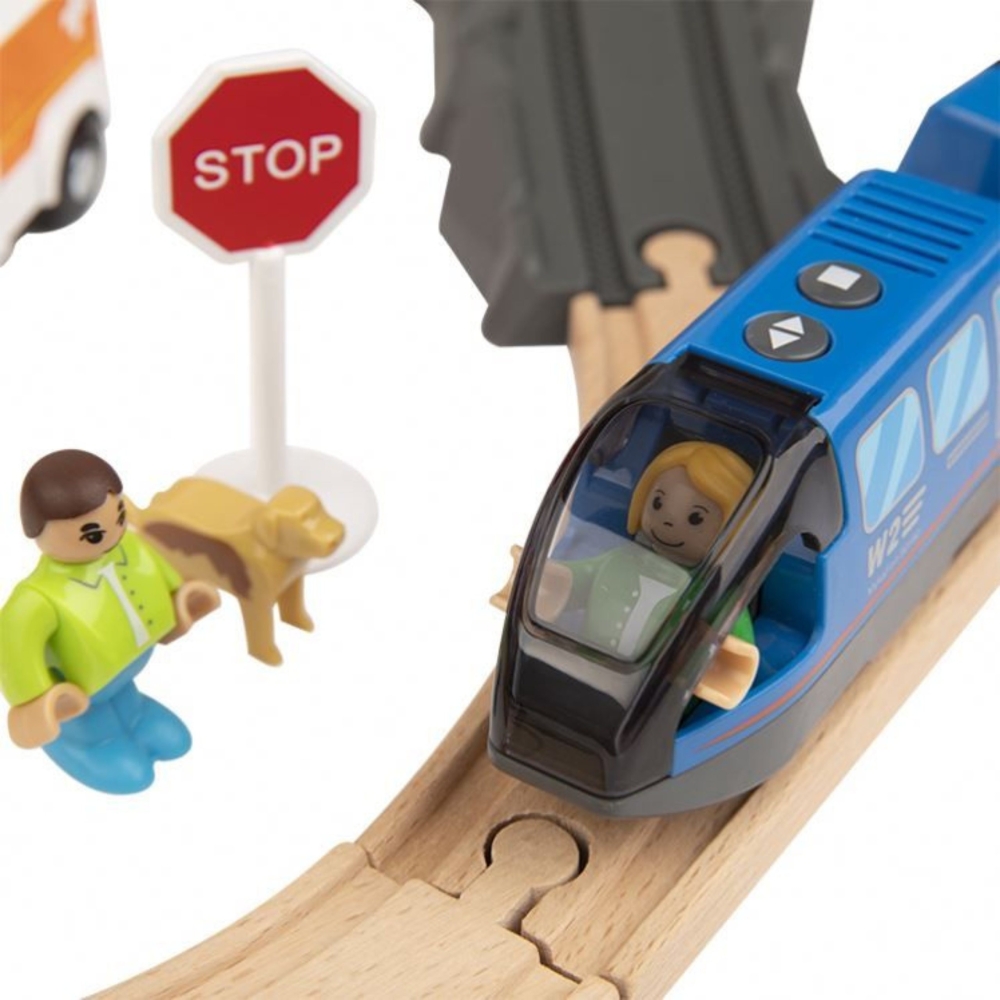 Medinis elektrinis traukinukas Tooky Toy gaisrinės brigada garso efektai 70 el.