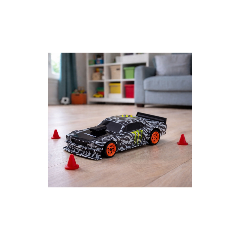 Nuotoliniu būdu valdomas sportinis driftavimo automobilis su juodais kūgiais, 15 km/h, 1:43-Žaislai, Auto ir transporto žaislai,