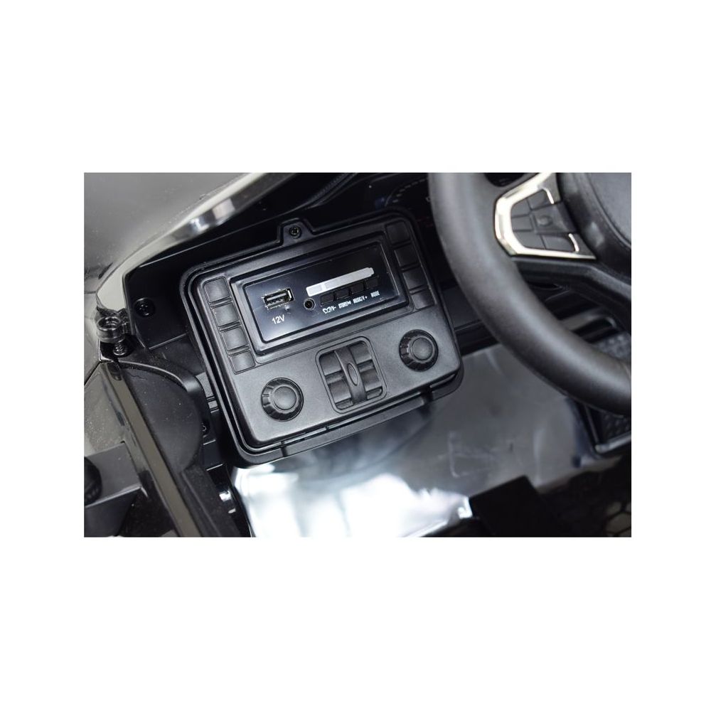 ORIGINALUS „BMW M4“, MINKŠTI RATAI, MINKŠTA SĖDYNĖ, VISOS PAPILDOMOS FUNKCIJOS/SX2418