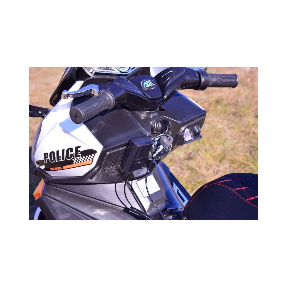 MILŽINIŠKAS POLICIJOS MOTOCIKLAS, SIRENOS GARSAS, MEGAFONAS, ŠVIESOS SIGNALAS, MINKŠTA SĖDYNĖ, AKCELERATORIUS/AK550