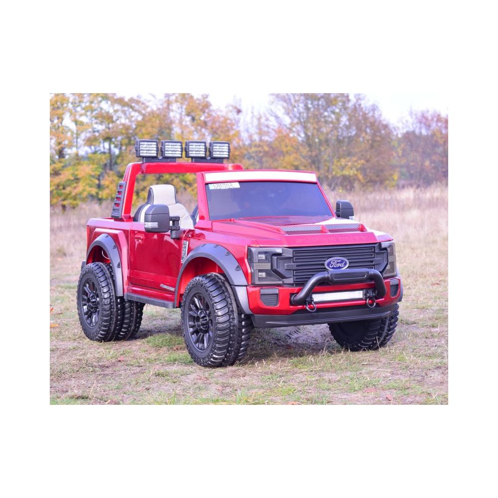 AUTOMOBILIS SU ORIGINALIA „FORD SUPER DUTY 4X4“ AKUMULIATORIUMI, 24 V, LAKUOTAS KUFERIS, REGULUOJAMA SĖDYNĖ / SX2088
