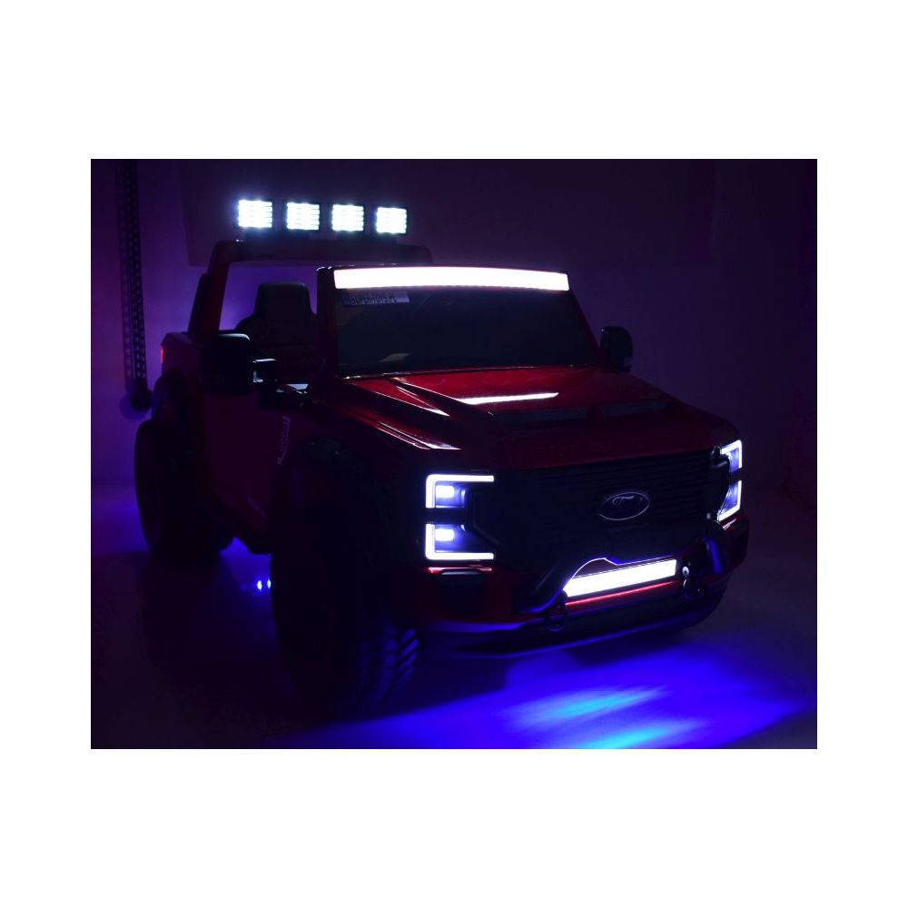 AUTOMOBILIS SU ORIGINALIA „FORD SUPER DUTY 4X4“ AKUMULIATORIUMI, 24 V, LAKUOTAS KUFERIS, REGULUOJAMA SĖDYNĖ / SX2088