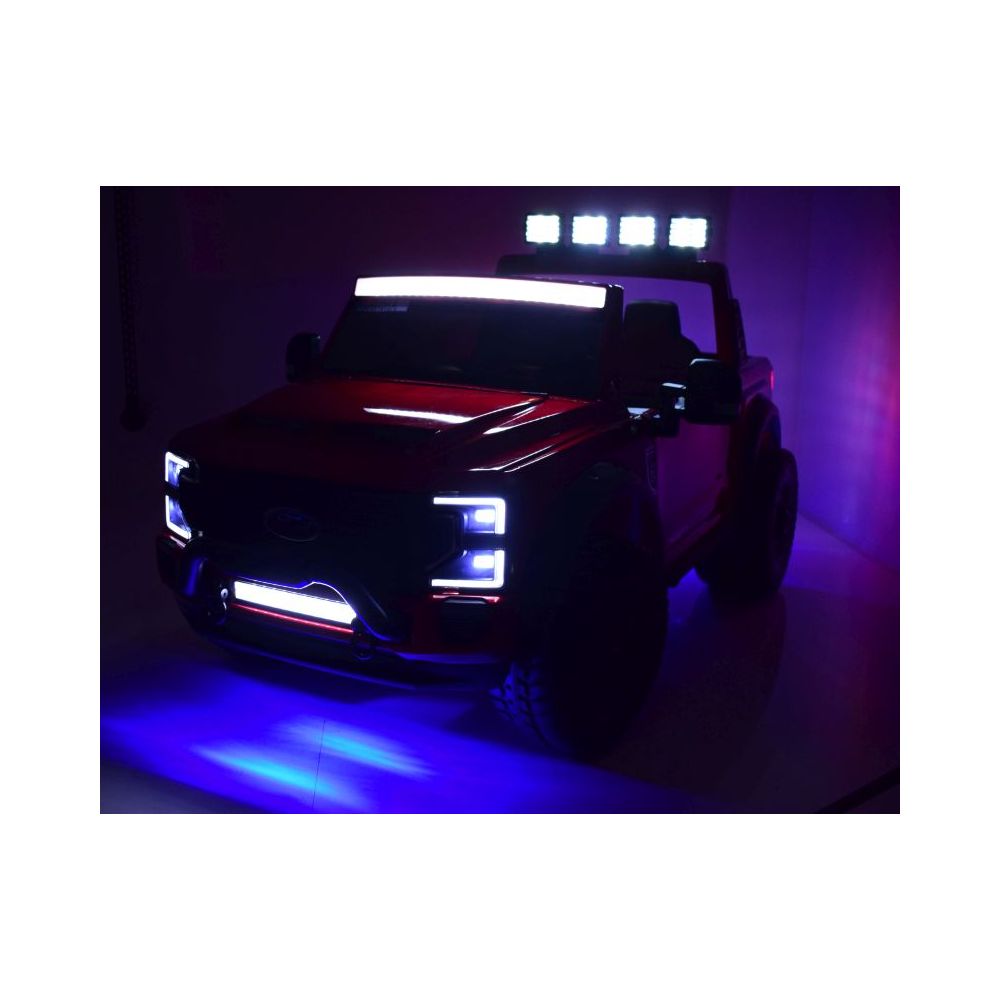 AUTOMOBILIS SU ORIGINALIA „FORD SUPER DUTY 4X4“ AKUMULIATORIUMI, 24 V, LAKUOTAS KUFERIS, REGULUOJAMA SĖDYNĖ / SX2088
