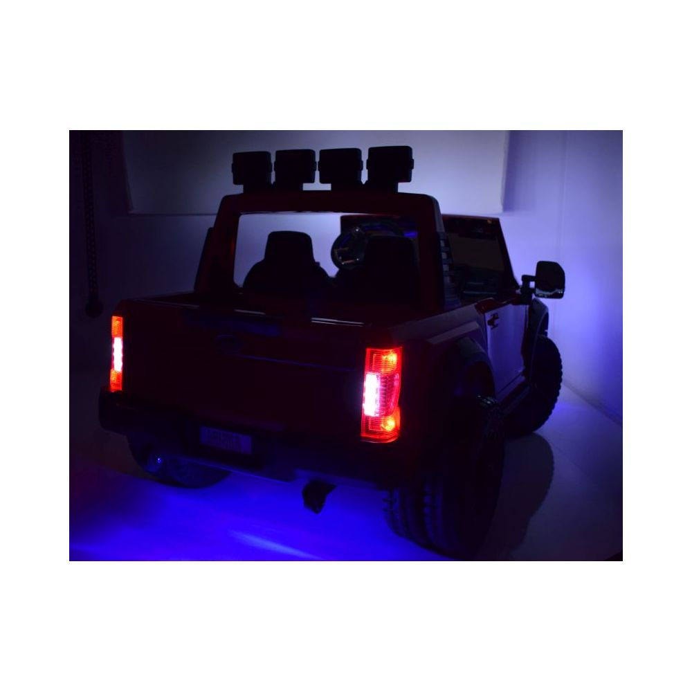 AUTOMOBILIS SU ORIGINALIA „FORD SUPER DUTY 4X4“ AKUMULIATORIUMI, 24 V, LAKUOTAS KUFERIS, REGULUOJAMA SĖDYNĖ / SX2088