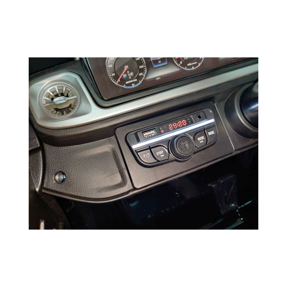 MILŽINIŠKAS „MERCEDES G63“ SU 800 W AKUMULIATORIUMI, 2X24 V, KILIMĖLIAI, LAKAS /DKG63