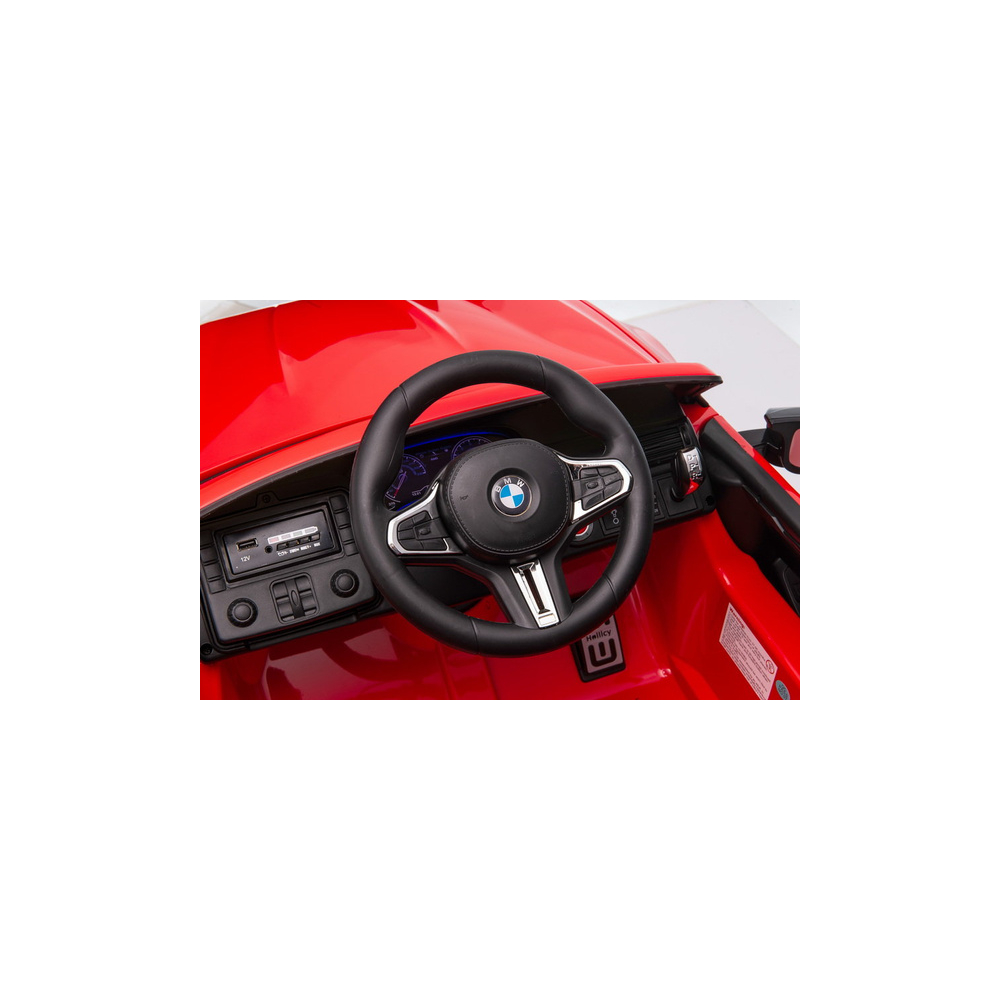 Elektromobilis BMW M5 su platforma tėvams, lakuotas raudonas